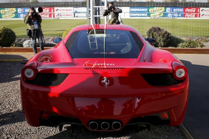 © Reuters. Ferrari do jogador chileno Arturo Vidal no centro de treinamento da seleção chilena, em Santiago