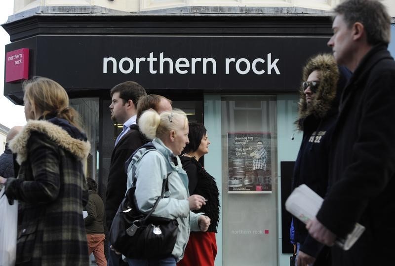 © Reuters. People pass a branch of Northern Rock bank in Newcastle