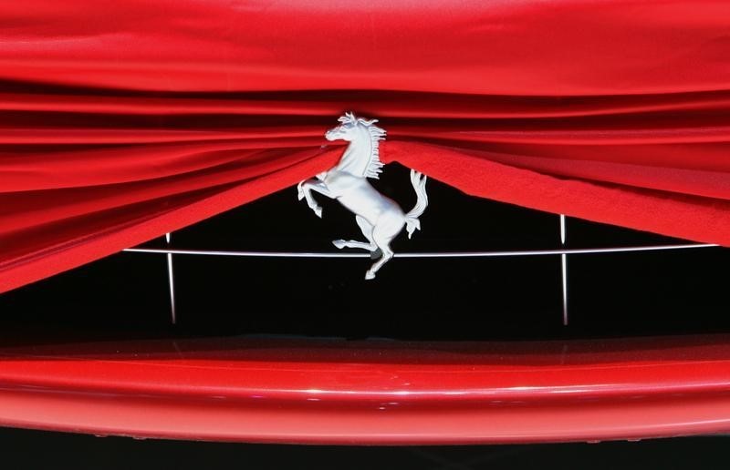 © Reuters. Логотип на автомобиле Ferrari на автосалоне в Женеве