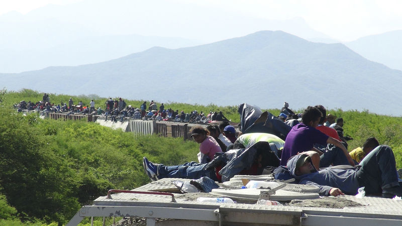 © Reuters. Pessoas que esperam entrar nos EUA sobre vagões de trem na cidade mexicana de Ixtepec