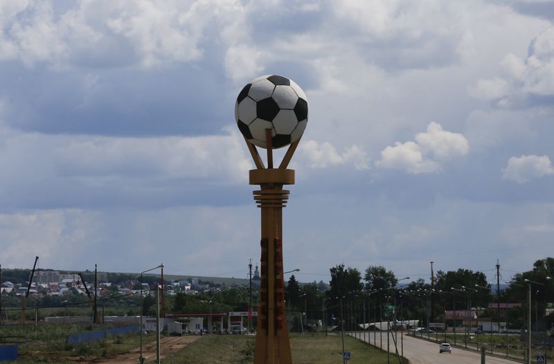 © Reuters. A monument with a sign "Saransk" and a model of a soccer match at the top is on display near a new stadium under construction, which is expected to host the 2018 World Cup matches, in Saransk