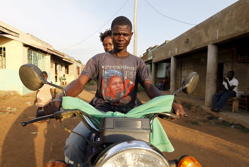 © Reuters. Motorista de moto-táxi com camisa de Obama no vilarejo de Kogelo, a oeste da capital do Quênia, Nairóbi