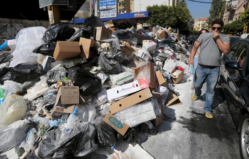 © Reuters. أكوام القمامة في بيروت تبرز أزمة الحكومة