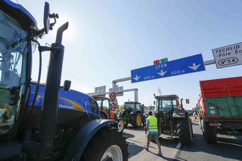 © Reuters. LES ÉLEVEURS LÈVENT LES BARRAGES LES PLUS IMPORTANTS