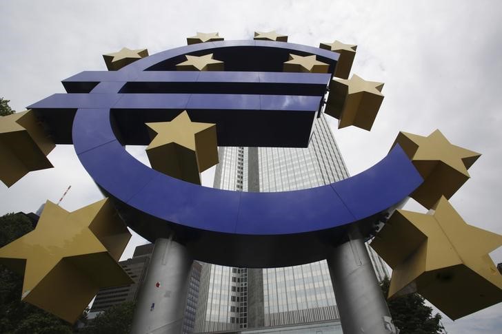 © Reuters. The Euro sign sculpture stands in front of the headquarters of the former European Central Bank (ECB) in Frankfurt 