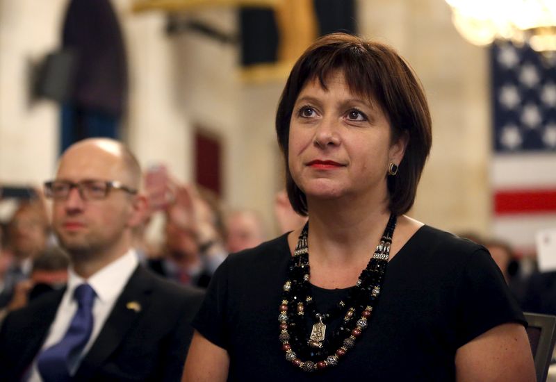 © Reuters. Ukrainian Finance Minister Natalia Yaresko and Prime Minister Arseniy Yatseniuk attend the Ukraine Business Forum in Washington