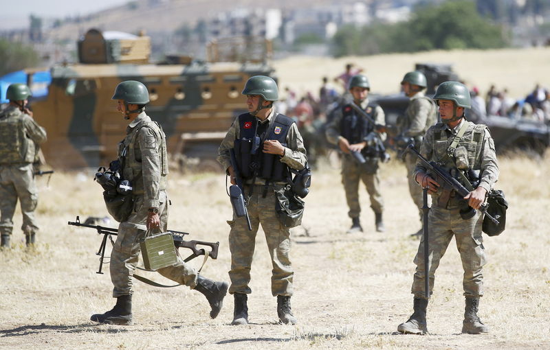 © Reuters. مسؤول: مقتل جندي تركي في اشتباك مع الدولة الإسلامية عبر حدود سوريا