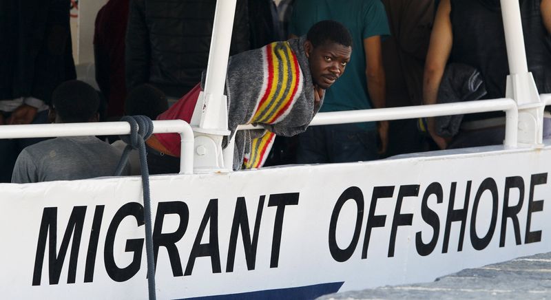 © Reuters. احتجاجات محلية تظهر تفاقم أزمة المهاجرين في إيطاليا