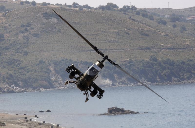 © Reuters. مسؤول أمريكي: إسرائيل تمنح الأردن طائرات هليكوبتر كوبرا لتأمين الحدود