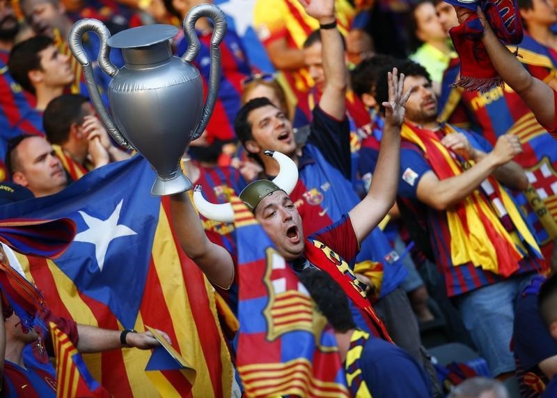 © Reuters. Multan al Barcelona con 30.000 euros por banderas independentistas