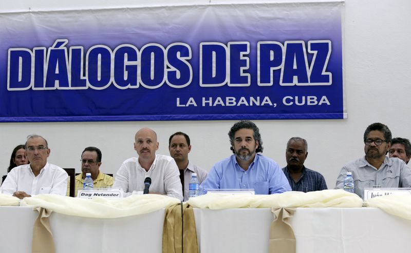 © Reuters. Representantes do governo colombiano e das Farc se reúnem em Havana