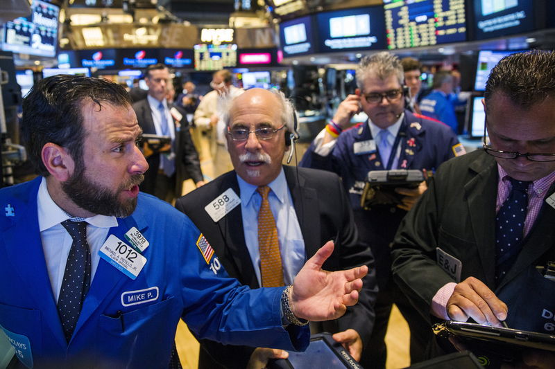 © Reuters. Traders work on the floor of the New York Stock Exchange shortly after the opening bell in New York