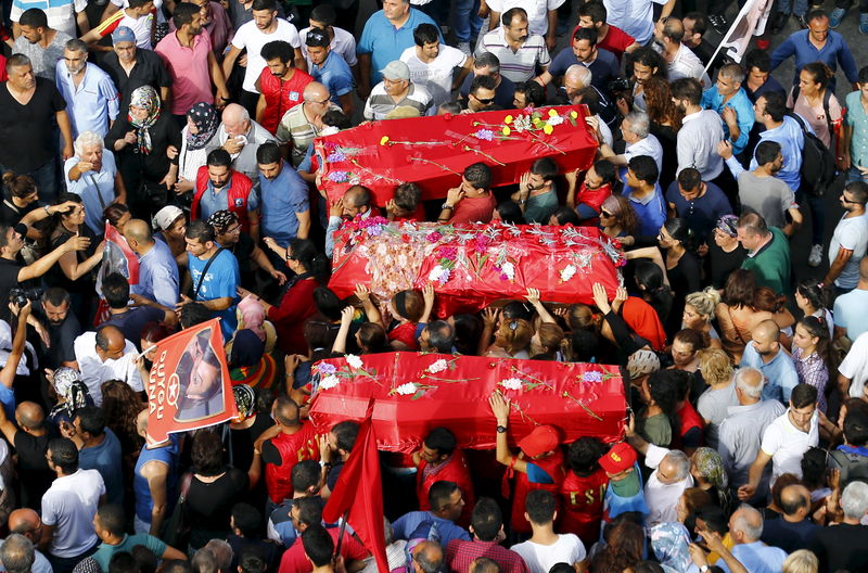 © Reuters. Familiares e amigos acompanham funeral de vítimas de um ataque em Istambul