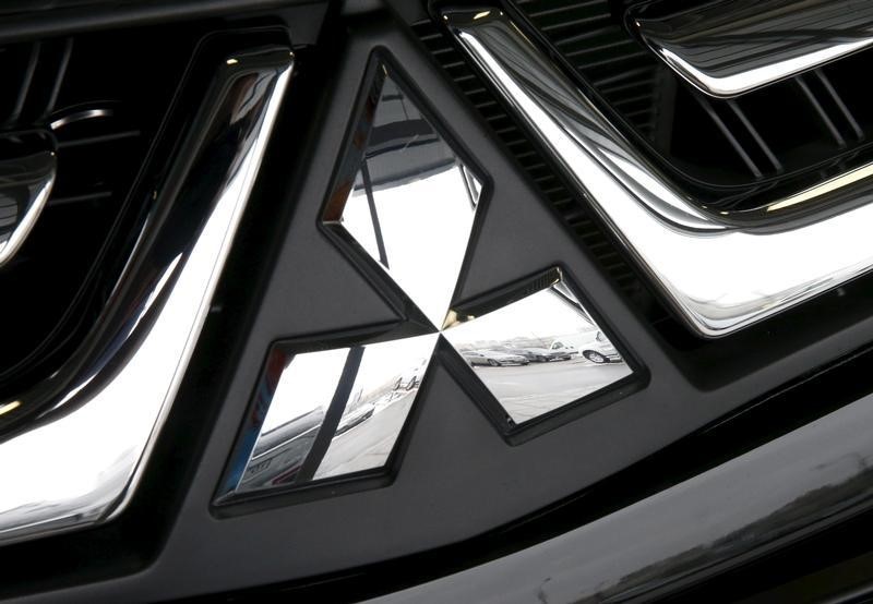 © Reuters. Vehicles are reflected in the logo of a Mitsubishi at a showroom in Moscow