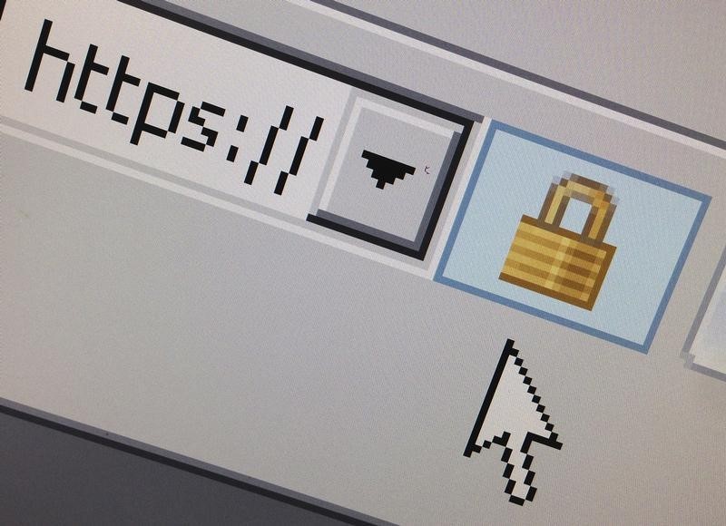 © Reuters. A lock icon, signifying an encrypted Internet connection, is seen on an Internet Explorer browser in Paris
