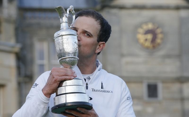 © Reuters. Johnson of the U.S. celebrates as he kisses the Claret Jug after winning the British Open golf championship on the Old Course in St. Andrews, Scotland