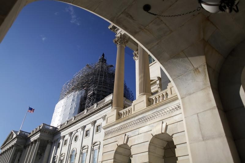 © Reuters. A general view of the U.S. Capitol dome can be seen to the carriage entrance to the U.S. Senate in Washington