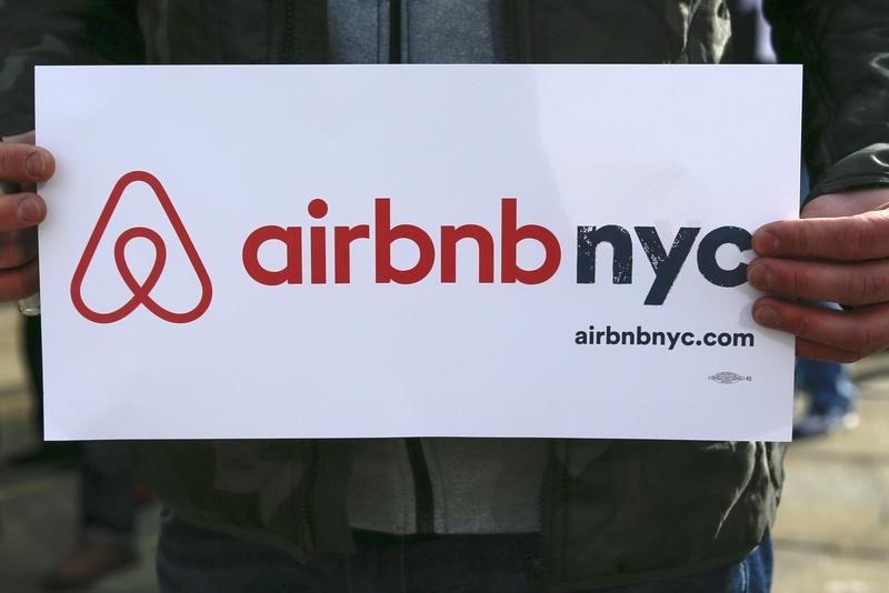 © Reuters. A supporter of Airbnb holds a sign during a rally before a hearing called "Short Term Rentals: Stimulating the Economy or Destabilizing Neighborhoods?" at City Hall in New York
