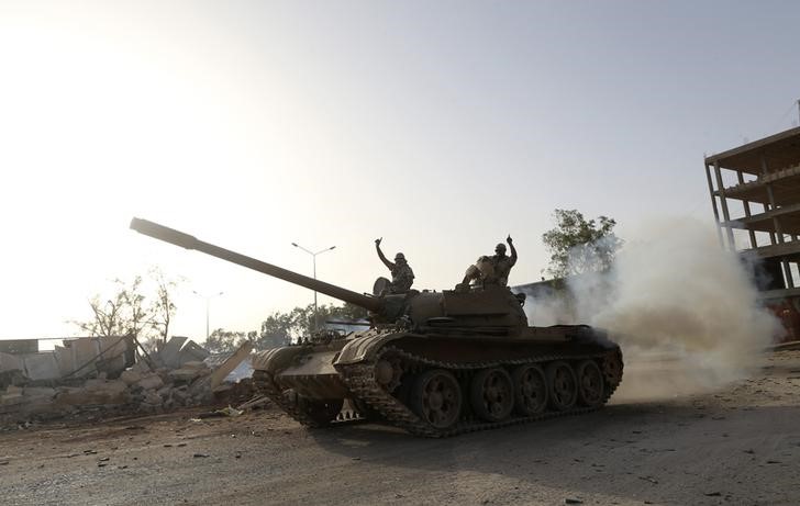 © Reuters. مقتل جنديين في قتال في بنغازي بين قوات الحكومة الليبية ومقاتلين اسلاميين