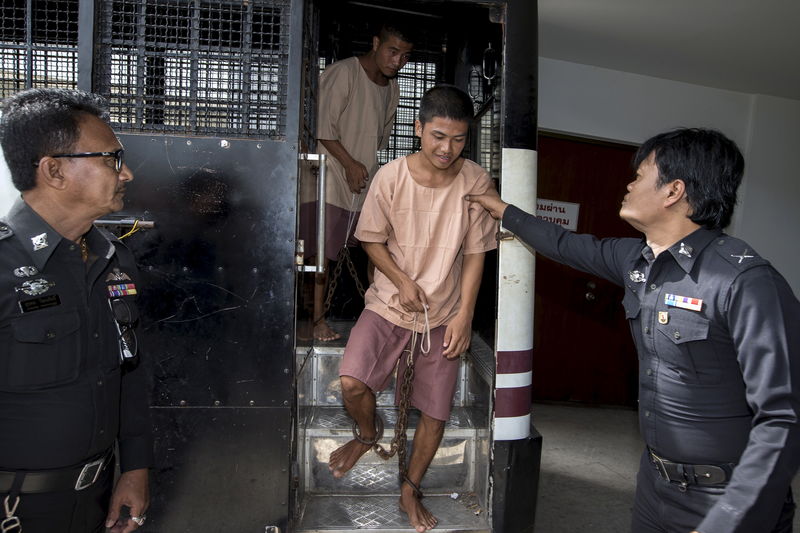 © Reuters. Myanmar migrant workers Zaw Lin and Win Zaw Htun arrive at the Koh Samui Provincial Court, in Koh Samui
