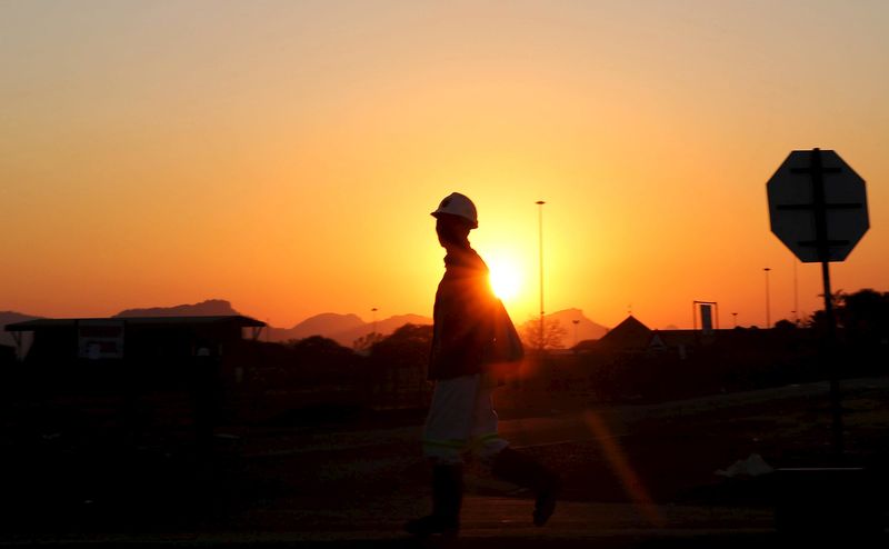 © Reuters. A miner returns from his shift in Nkaneng township outside the Lonmin mine in Rustenburg