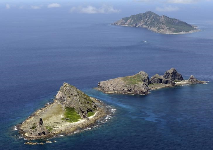 © Reuters. A group of disputed islands, Uotsuri island , Minamikojima and Kitakojima, known as Senkaku in Japan and Diaoyu in China is seen in the East China Sea