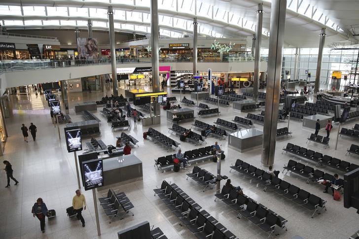 © Reuters. La terminal del aeropuerto de Heathrow, en Londres