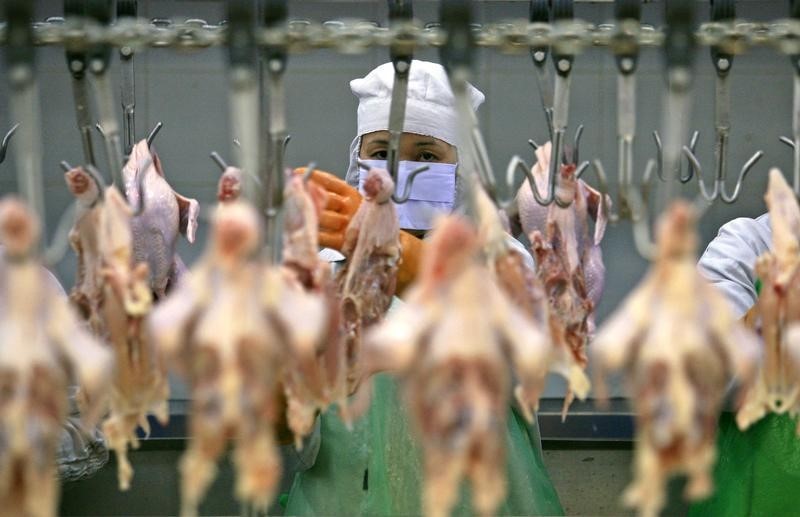 © Reuters. Женщина на заводе Charoen Pokphand Foods (CPF) в Сарабури, Таиланд