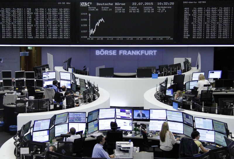 © Reuters. Trader alla Borsa di Francoforte.