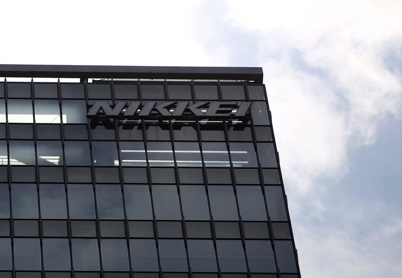 © Reuters. A logo of Japan's Nikkei newspaper is displayed atop of the headquarters building in Tokyo 