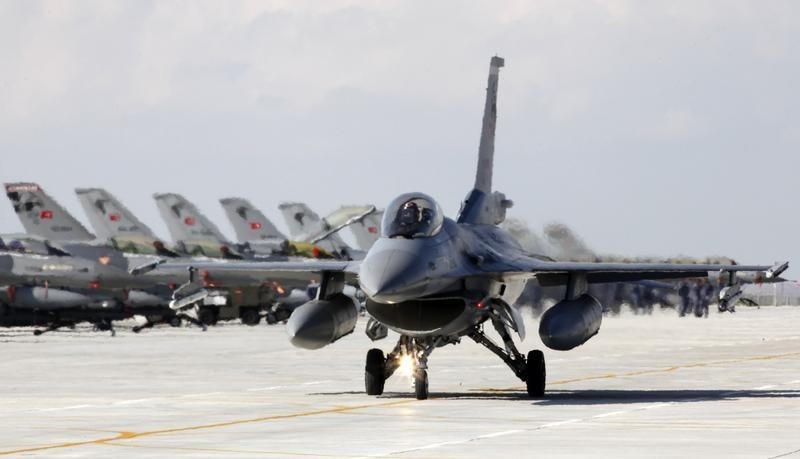 © Reuters. Turquía bombardea posiciones del Estado Islámico en Siria