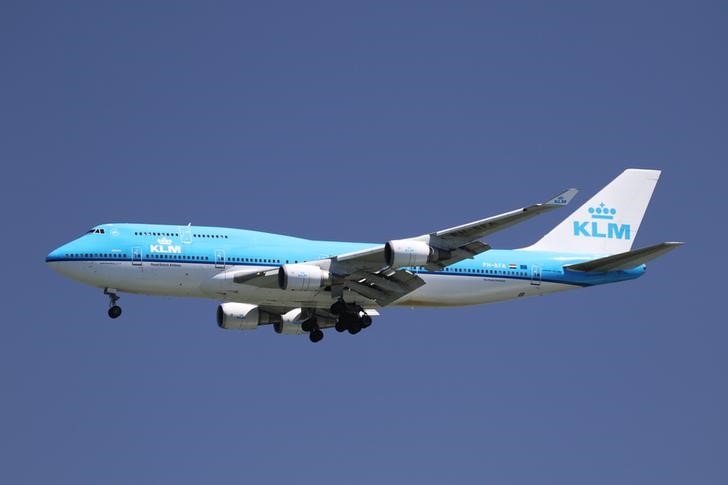 © Reuters. Самолет авиакомпании KLM Boeing 747-400 садится в Сан-Франциско