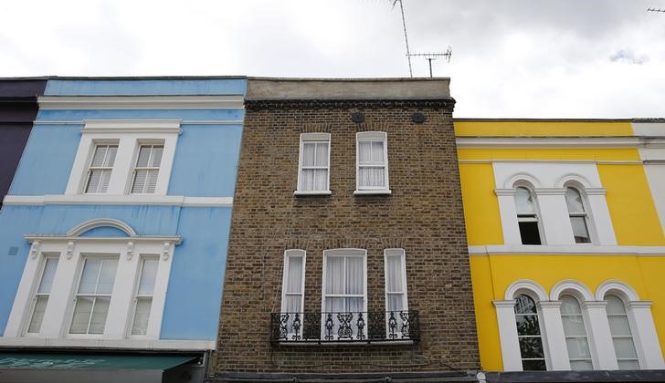 © Reuters. A row of houses are seen in London