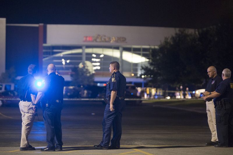 © Reuters. Policiais na cena do crime em Lafayette, nos Estados Unidos