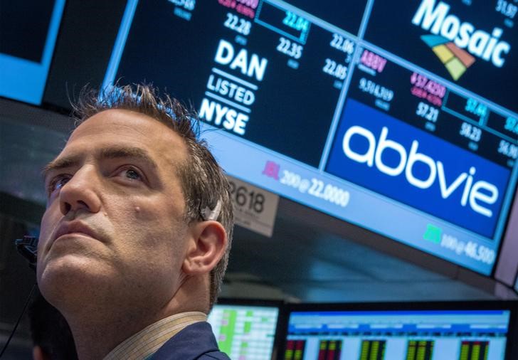 © Reuters. A trader works by the post that trades AbbVie on the floor of the New York Stock Exchange