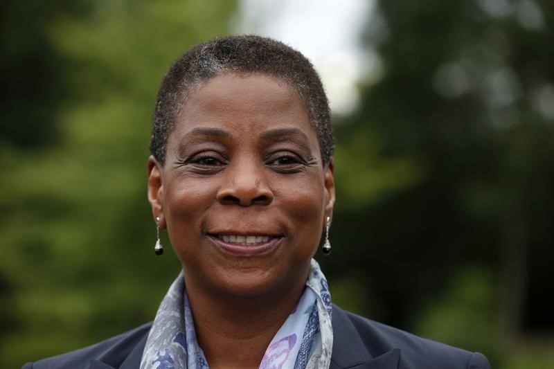 © Reuters. Ursula Burns, CEO of Xerox, attends the French employers' body MEDEF union summer forum on the campus of the HEC School of Management in Jouy-en-Josas