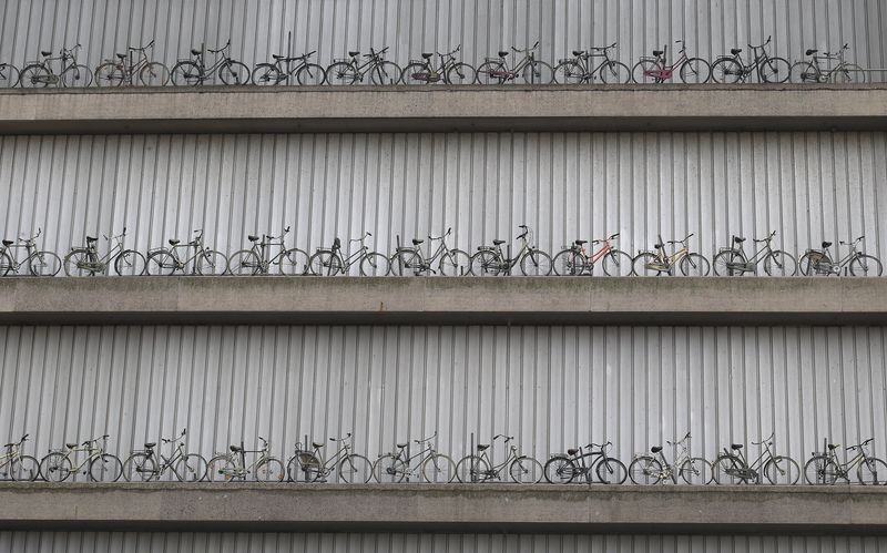 © Reuters. Wider Image: On The Sidelines - The Tour De France