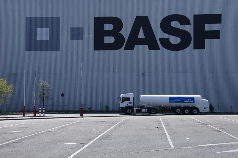 © Reuters. Caminhão em frente a armazém da companhia de químicos BASF 