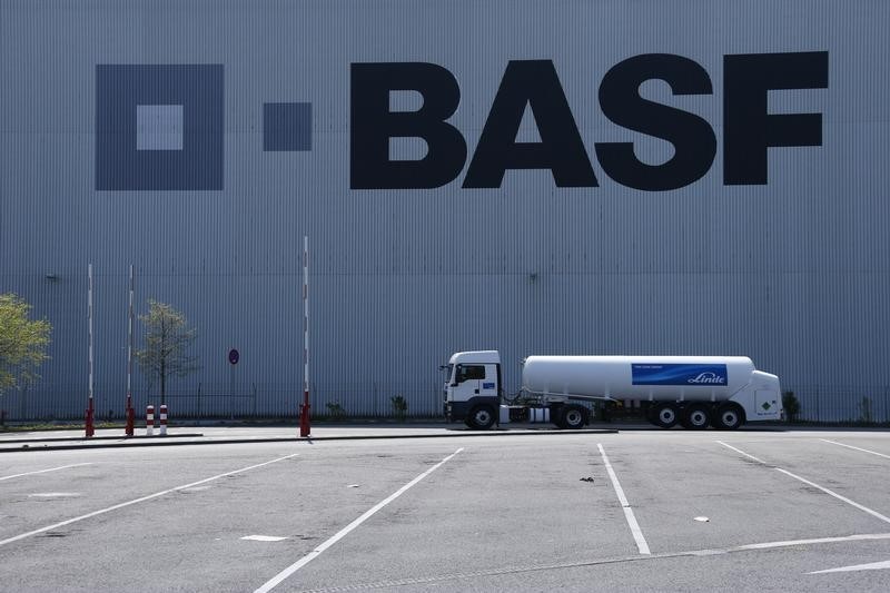 © Reuters. Caminhão em frente a armazém da companhia de químicos BASF