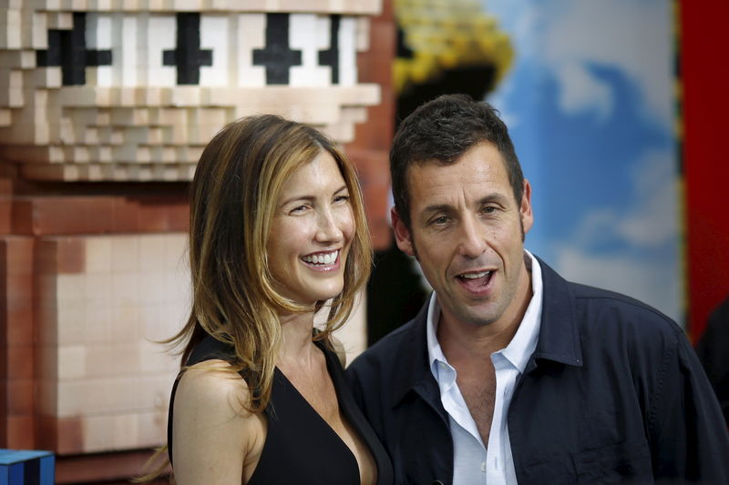 © Reuters. Sandler and his wife Jackie attend the premiere of the movie "Pixels" in New York