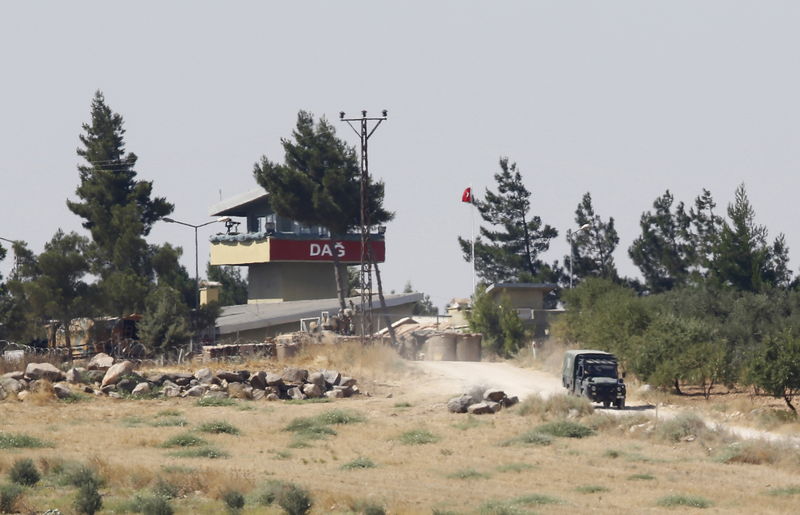 © Reuters. مكتب داود أوغلو: مقتل 5 متشددين من الدولة الإسلامية في اشتباك على حدود سوريا