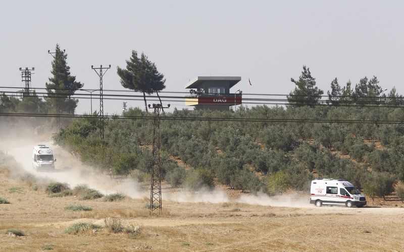 © Reuters. Ambulâncias deixam posto militar turco de Dag, que foi atacado pelo Estado Islâmico na quinta-feira, na fronteira entre Turquia e Síria