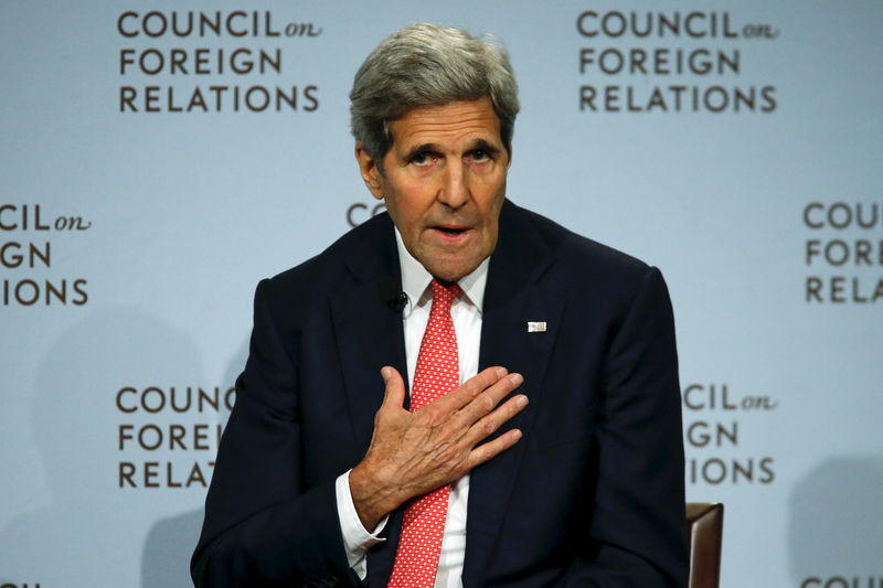 © Reuters. U.S. Secretary of State Kerry speaks to the audience as he discusses the Iran nuclear deal with Council on Foreign Relations President Haass at the Council on Foreign Relations (CFR) in New York