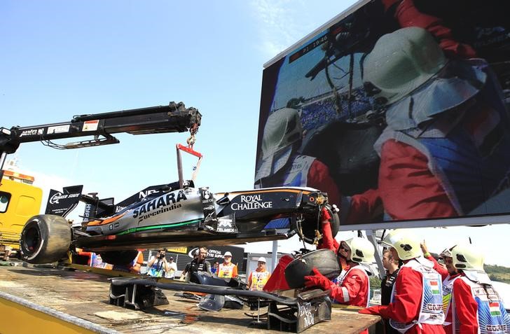 © Reuters. Hamilton, el más rápido en los libres de Hungría; Pérez sufre un accidente