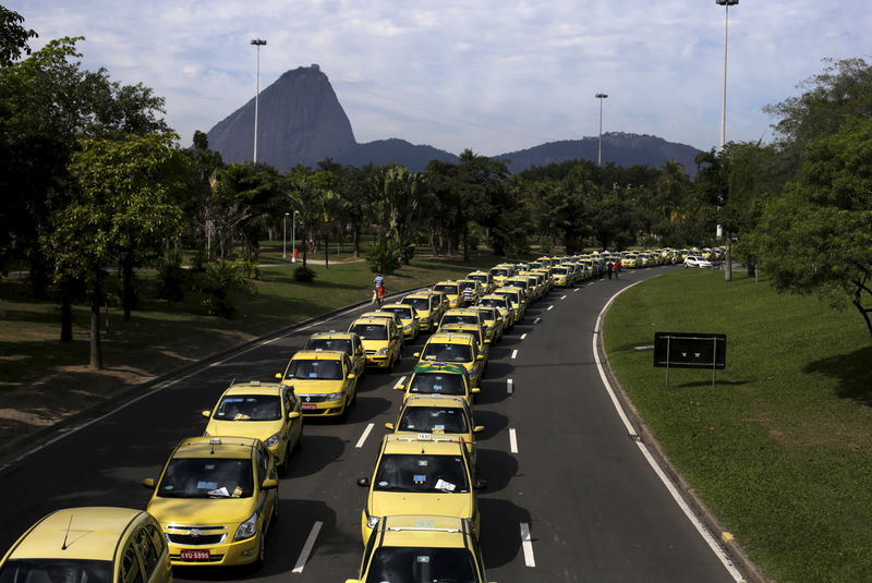 © Reuters. Taxis parados no Aterro do Flamengo em protesto contra o Uber