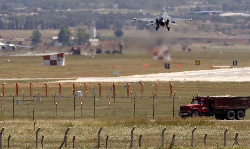 © Reuters. تركيا توافق على استخدام أمريكا والحلفاء لقواعدها الجوية ضد الدولة الإسلامية