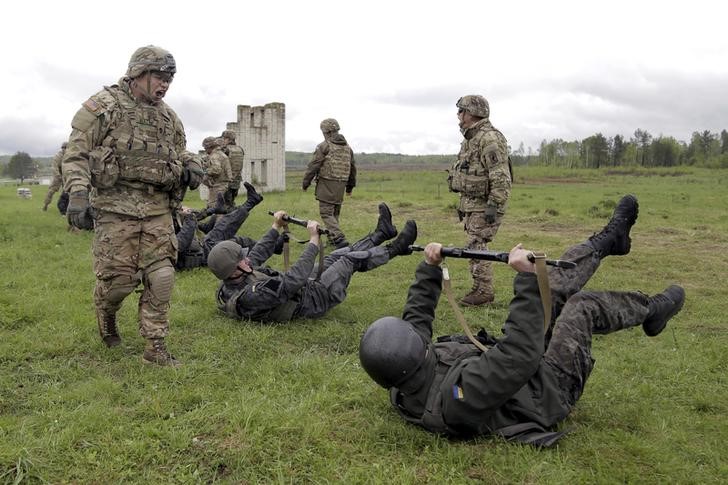 © Reuters. Servicemen of the U.S. Army's 173rd Airborne Brigade Combat Team train members of the Ukrainian National Guard during a joint military exercise near Starychy