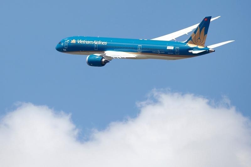 © Reuters. A Boeing 787-9 Dreamliner  participates in a flying display during the 51st Paris Air Show at Le Bourget airport near Paris