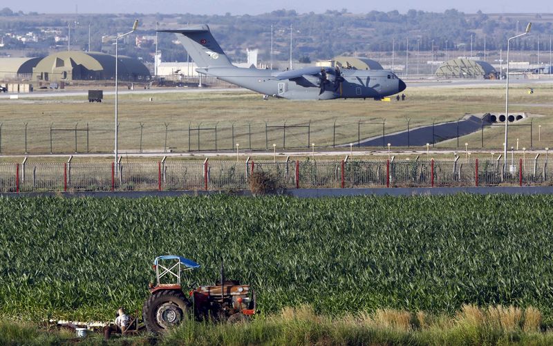 © Reuters. Turquía ataca campamentos del PKK en Irak 