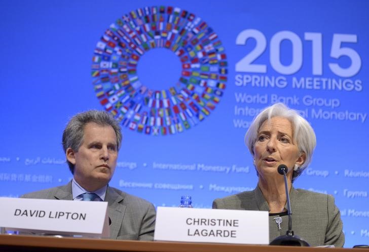 © Reuters. IMF Managing Director Lagarde delivers remarks at a press briefing as First Deputy Lipton attends during the IMF and World Bank's 2015 Annual Spring Meetings, in Washington